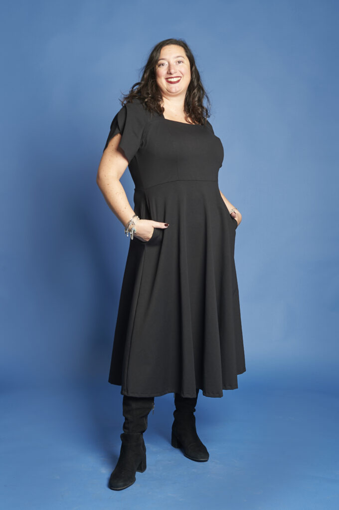 abito queen nero manica petalo