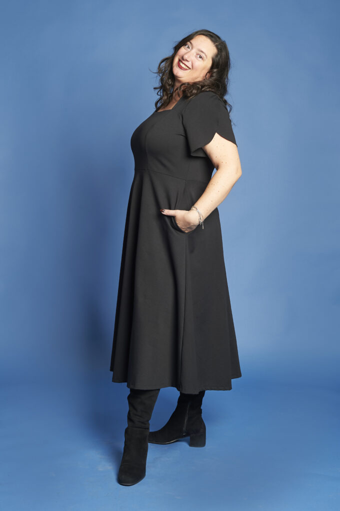 abito queen nero manica petalo lato